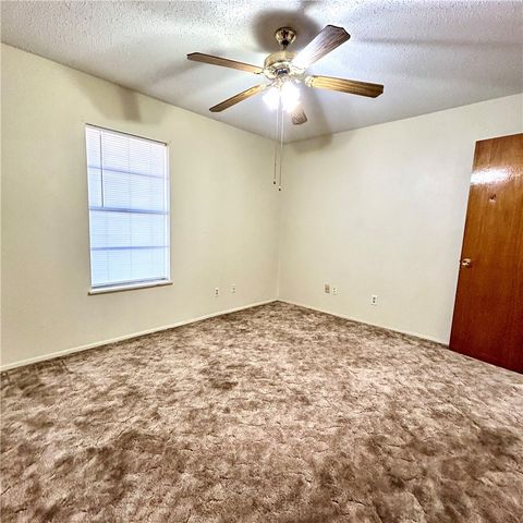 1215 W Crockett St, Beeville, TX 78102