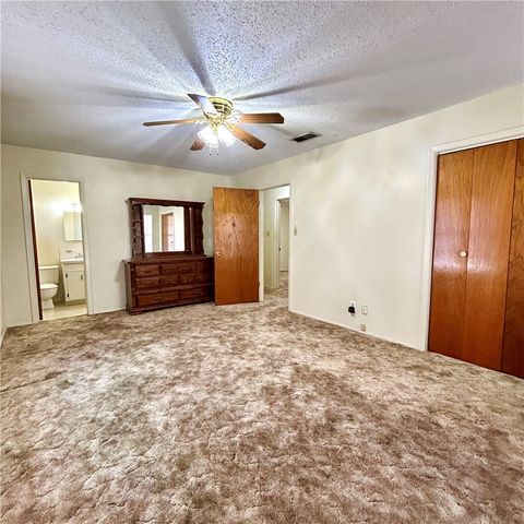 1215 W Crockett St, Beeville, TX 78102