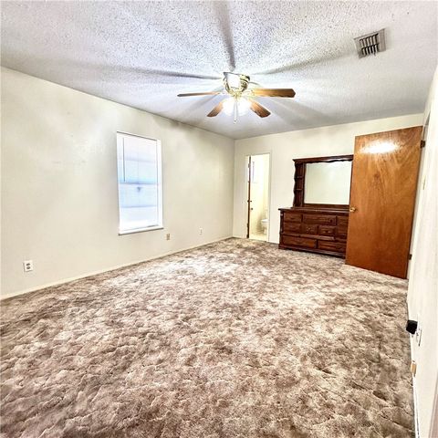 1215 W Crockett St, Beeville, TX 78102