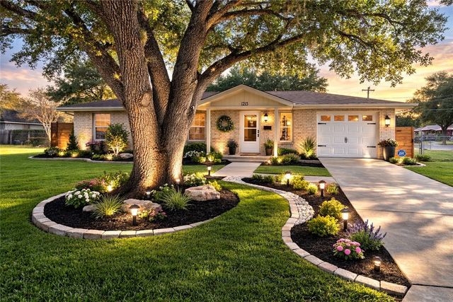 1215 W Crockett St, Beeville, TX 78102