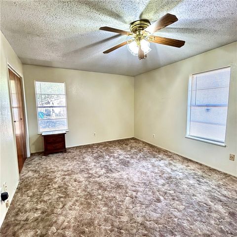 1215 W Crockett St, Beeville, TX 78102