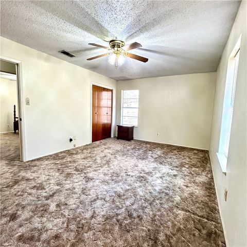 1215 W Crockett St, Beeville, TX 78102