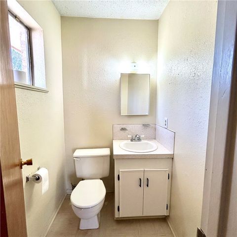 1215 W Crockett St, Beeville, TX 78102