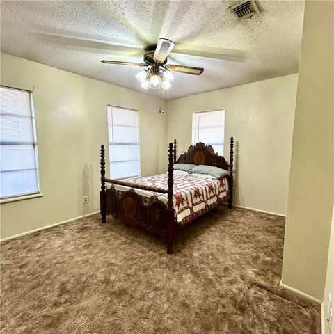 1215 W Crockett St, Beeville, TX 78102