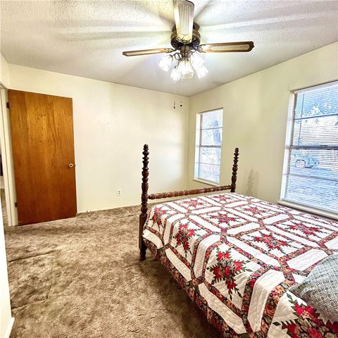 1215 W Crockett St, Beeville, TX 78102