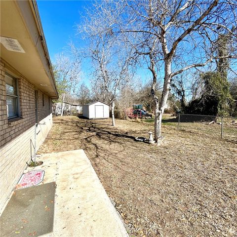 1215 W Crockett St, Beeville, TX 78102