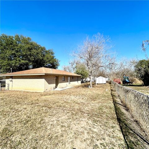 1215 W Crockett St, Beeville, TX 78102