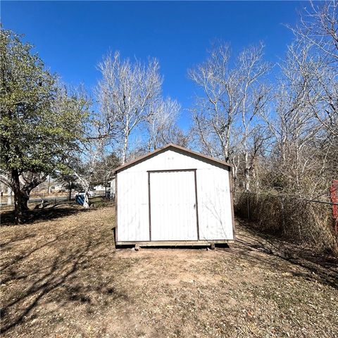 1215 W Crockett St, Beeville, TX 78102