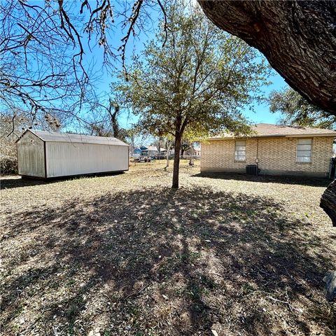 1215 W Crockett St, Beeville, TX 78102