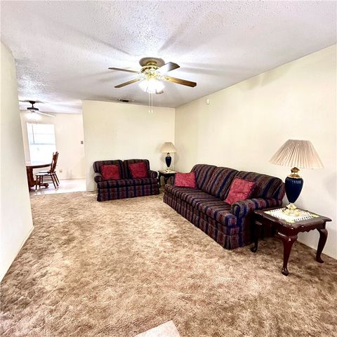 1215 W Crockett St, Beeville, TX 78102