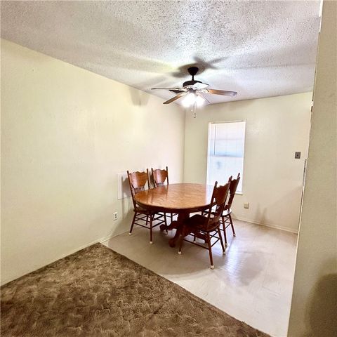 1215 W Crockett St, Beeville, TX 78102