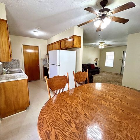 1215 W Crockett St, Beeville, TX 78102