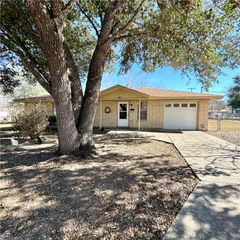 1215 W Crockett St, Beeville, TX 78102