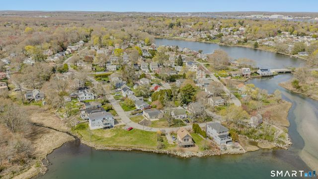 23 Ridgewood Avenue, Waterford, CT 06385