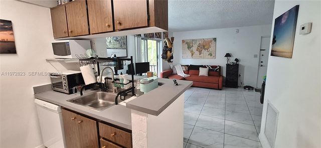 10832 N Kendall Dr U16, Kendall, FL 33176