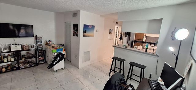 10832 N Kendall Dr U16, Kendall, FL 33176