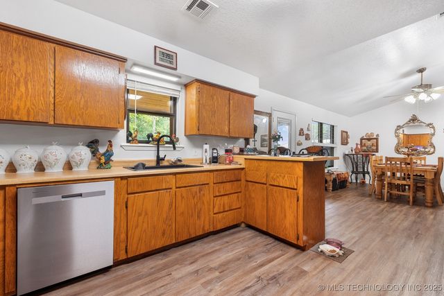 2607 E 2092 Road, Hugo, OK 74743