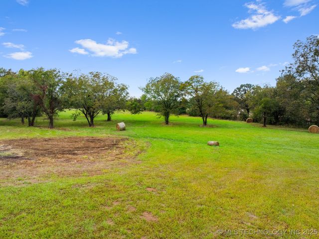 2607 E 2092 Road, Hugo, OK 74743