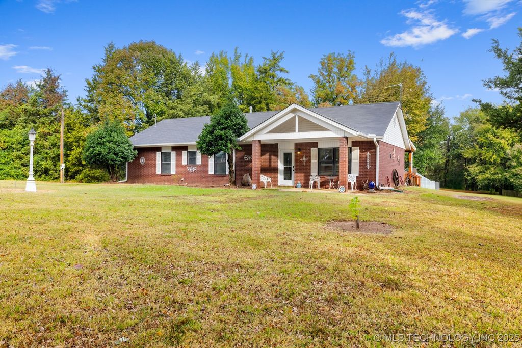 2607 E 2092 Road, Hugo, OK 74743