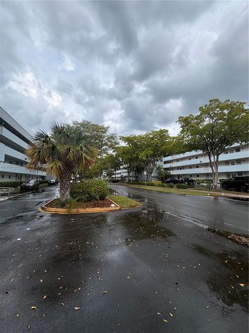 3551 NE 169th St 104, North Miami Beach, FL 33160