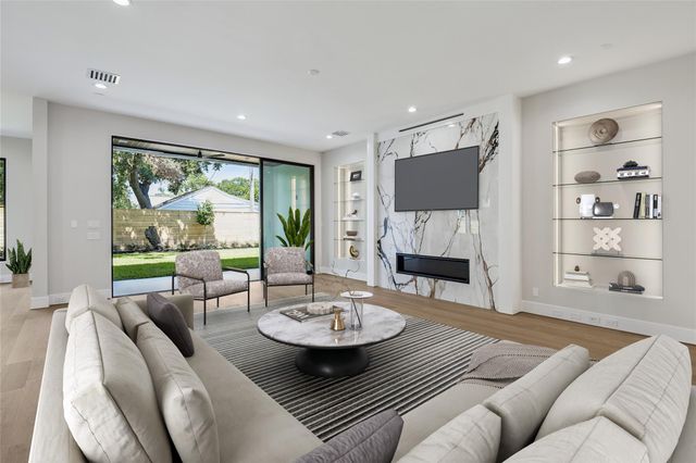 1014 Gardenia Drive, Houston, TX 77018