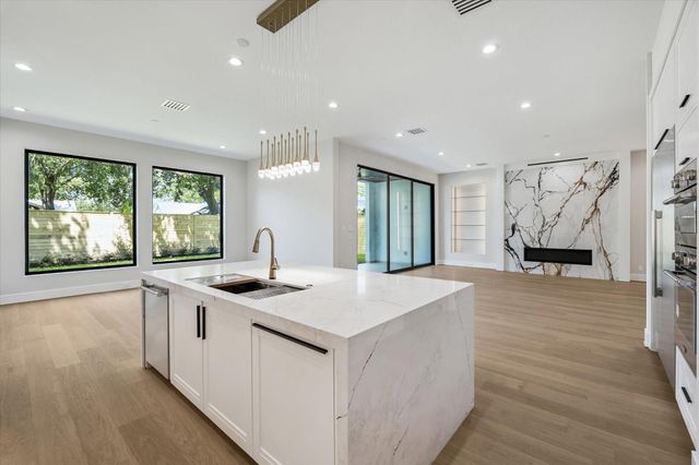 1014 Gardenia Drive, Houston, TX 77018