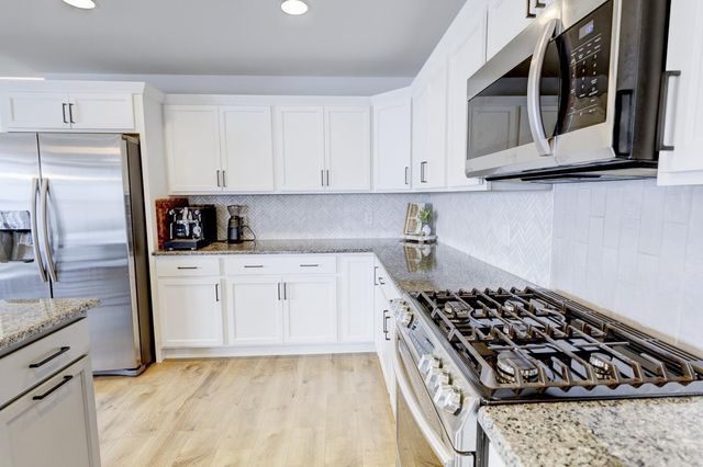 993 Clover Lane, Deforest, WI 53532