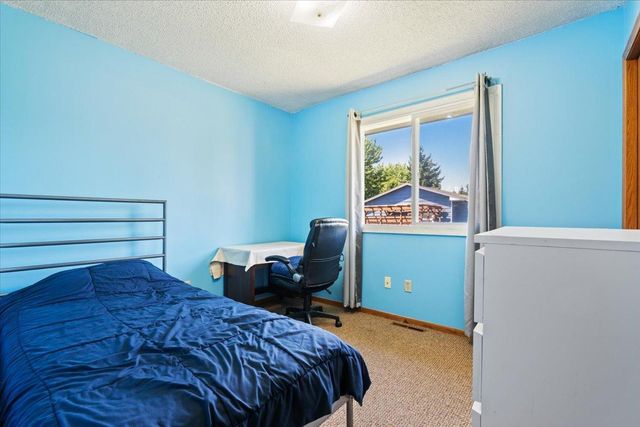 7194 Upper 17th Street N, Oakdale, MN 55128