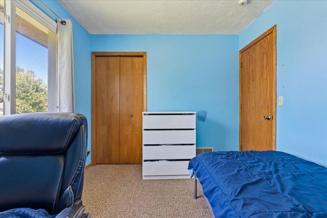7194 Upper 17th Street N, Oakdale, MN 55128