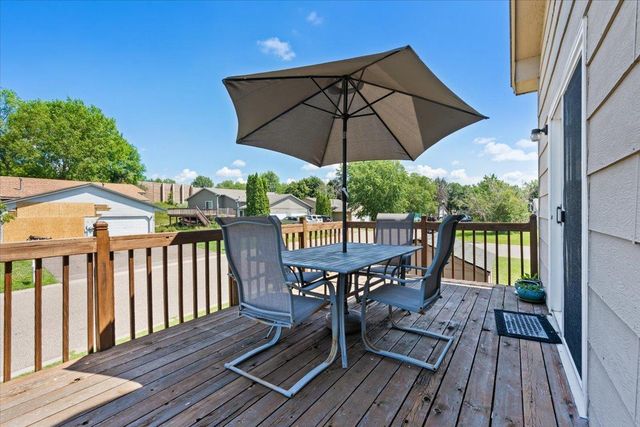 7194 Upper 17th Street N, Oakdale, MN 55128