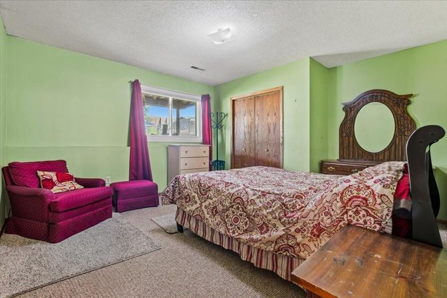 7194 Upper 17th Street N, Oakdale, MN 55128
