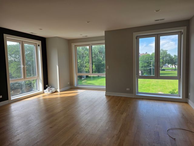 3745 S Lake Park Avenue N, Chicago, IL 60653