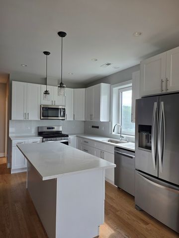 3745 S Lake Park Avenue N, Chicago, IL 60653