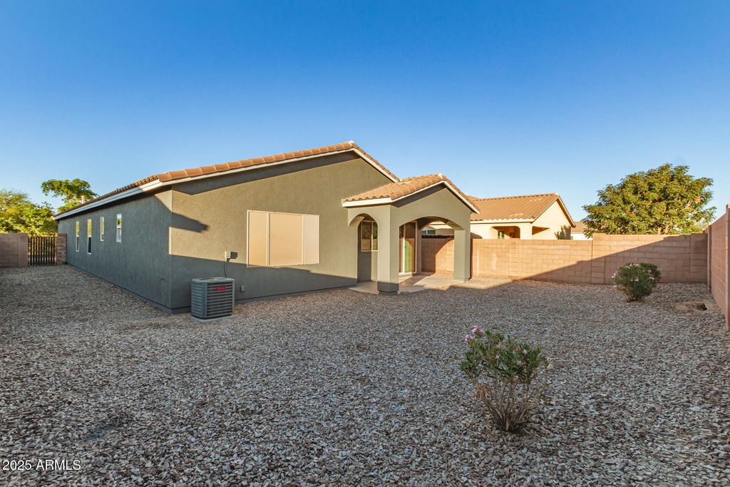 Image 17 of property listing at 813 W LOVE Road, San Tan Valley, AZ 85143