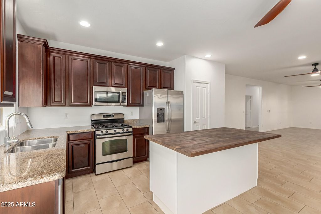 Image 4 of property listing at 813 W LOVE Road, San Tan Valley, AZ 85143