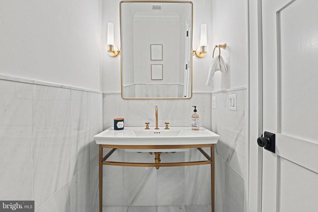 352 AYR HILL AVE NE, Vienna, VA 22180