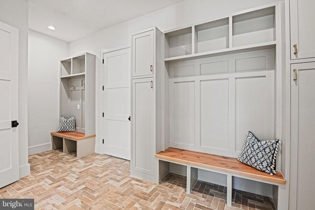 352 AYR HILL AVE NE, Vienna, VA 22180