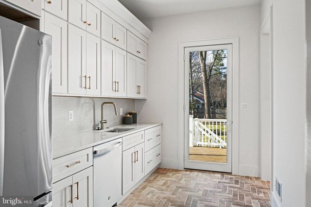 352 AYR HILL AVE NE, Vienna, VA 22180