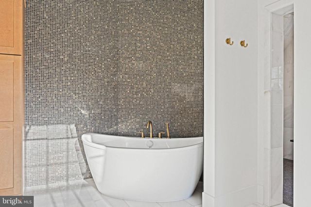 352 AYR HILL AVE NE, Vienna, VA 22180