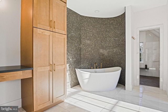 352 AYR HILL AVE NE, Vienna, VA 22180