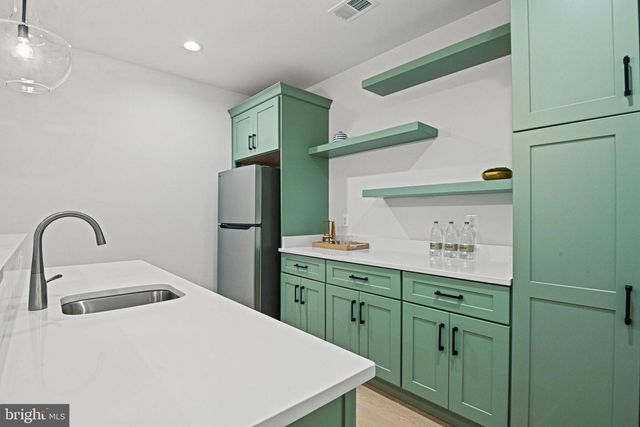 352 AYR HILL AVE NE, Vienna, VA 22180