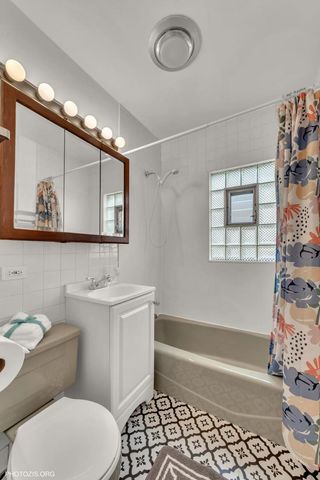 5608 N NAGLE Avenue, Chicago, IL 60646