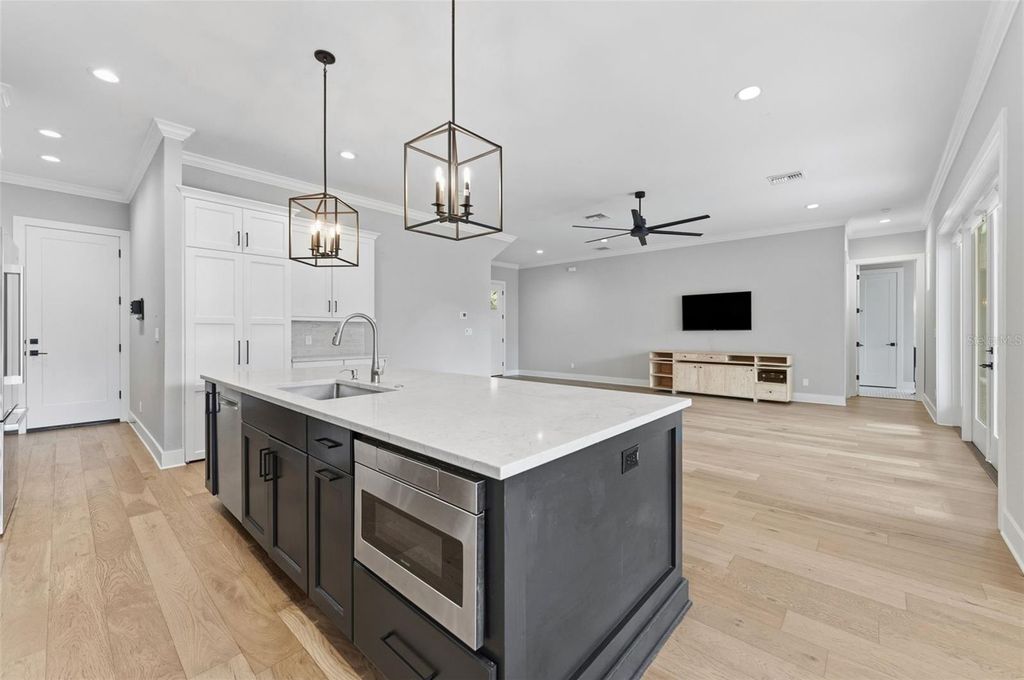 Image 10 of property listing at 3314 W VILLA ROSA STREET, Tampa, FL 33611