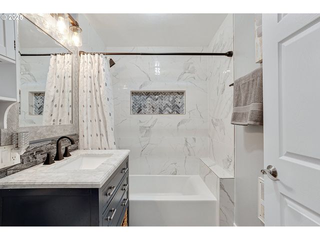 1127 LINN Ave, Oregon City, OR 97045
