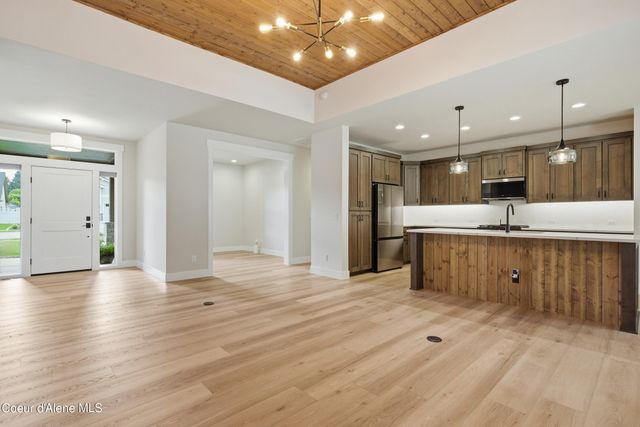 9365 N. Secretariat LN, Hayden, ID 83835