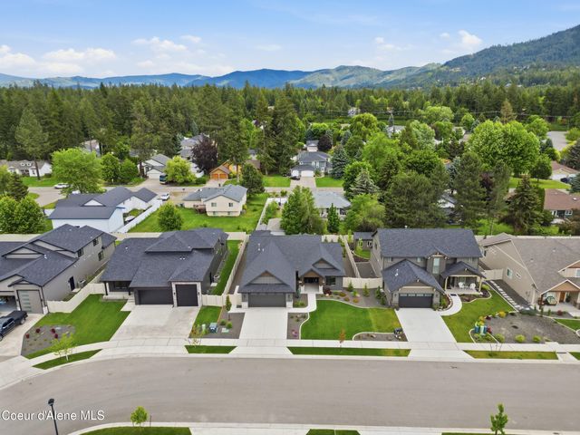 9365 N. Secretariat LN, Hayden, ID 83835