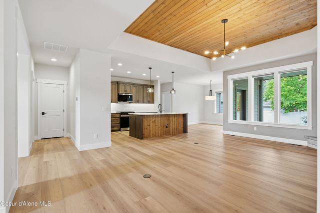9365 N. Secretariat LN, Hayden, ID 83835