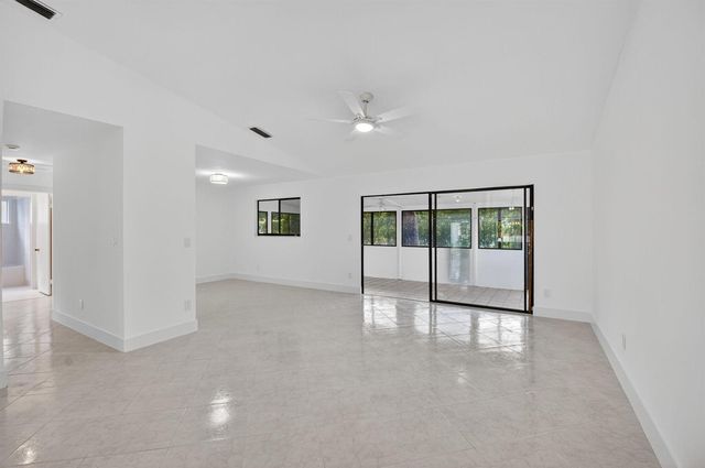 29 Fawlkland Circle, Boynton Beach, FL 33426