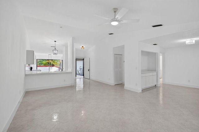 29 Fawlkland Circle, Boynton Beach, FL 33426