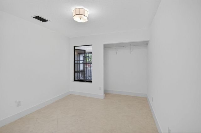 29 Fawlkland Circle, Boynton Beach, FL 33426